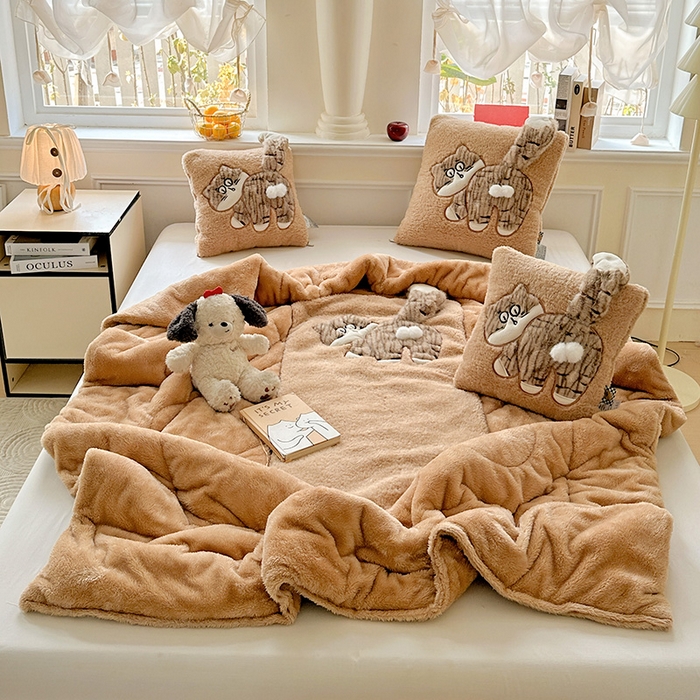 91家纺网 家纺一手货源 找家纺 古本家居 2025新款蛋蛋猫抱枕被 蛋蛋猫奶茶