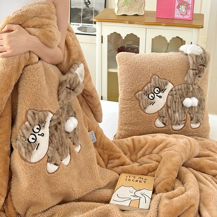 91家纺网 家纺一手货源 找家纺 古本家居 2025新款蛋蛋猫抱枕被 蛋蛋猫奶茶