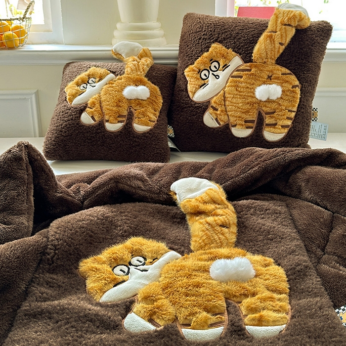 91家纺网 家纺一手货源 找家纺 古本家居 2025新款蛋蛋猫抱枕被 蛋蛋猫深咖