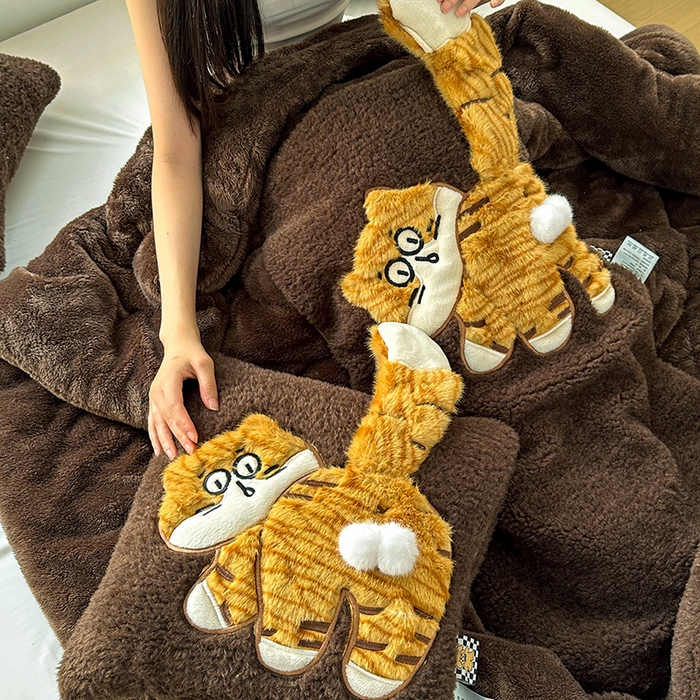 91家纺网 家纺一手货源 找家纺 古本家居 2025新款蛋蛋猫抱枕被 蛋蛋猫深咖