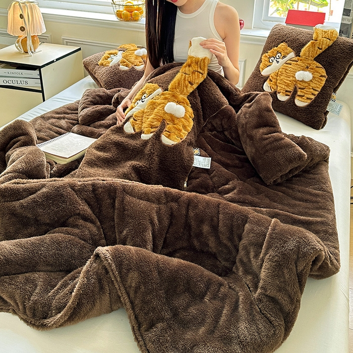 91家纺网 家纺一手货源 找家纺 古本家居 2025新款蛋蛋猫抱枕被 蛋蛋猫深咖