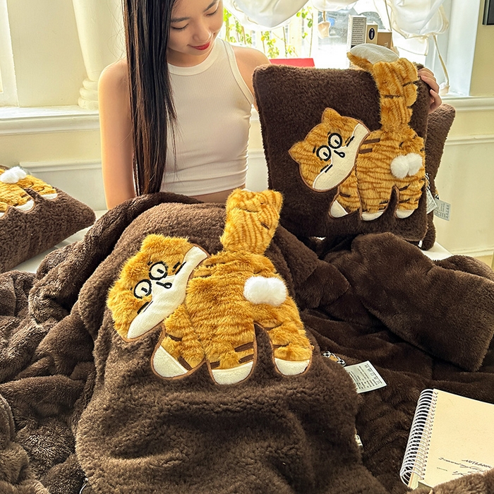 91家纺网 家纺一手货源 找家纺 古本家居 2025新款蛋蛋猫抱枕被 蛋蛋猫深咖