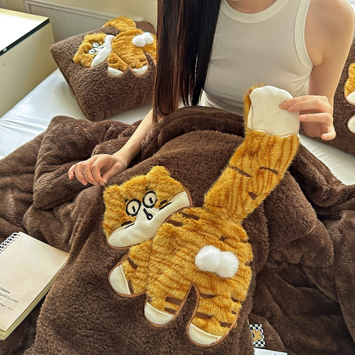 91家纺网 家纺一手货源 找家纺 古本家居 2025新款蛋蛋猫抱枕被 蛋蛋猫深咖