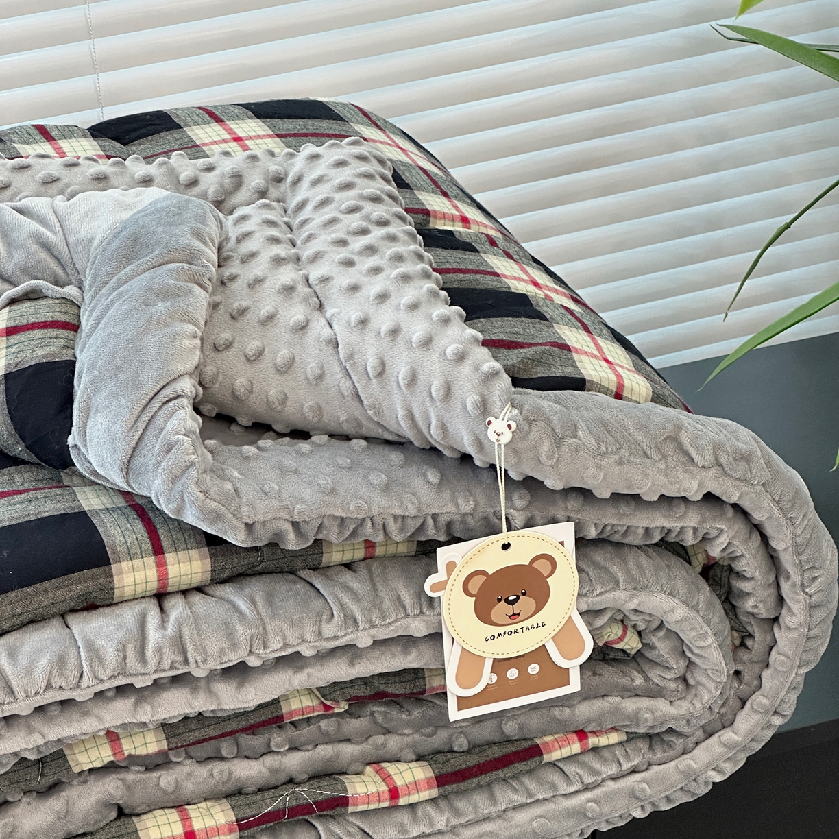 91家纺网 家纺一手货源 找家纺 佰织鑫家居 2025新款全棉纯棉色织水洗棉豆豆春秋被被子被芯 木槿-黑