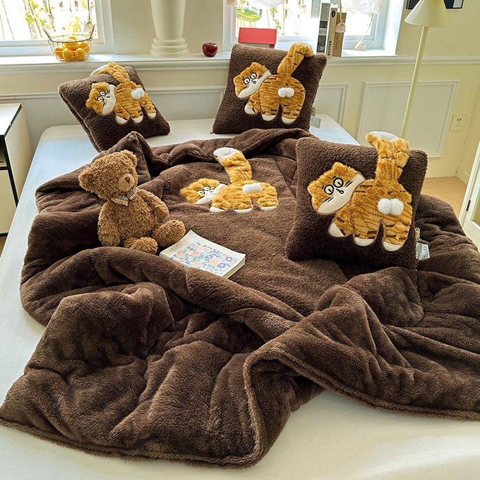 91家纺网 家纺一手货源 找家纺 古本家居 2025新款蛋蛋猫抱枕被 蛋蛋猫深咖