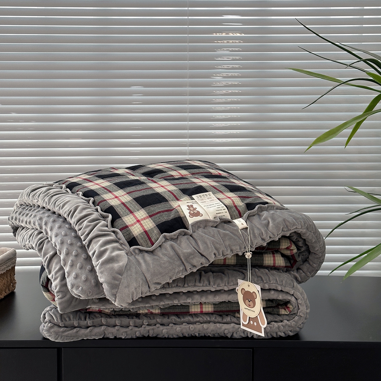 91家纺网 家纺一手货源 找家纺 佰织鑫家居 2025新款全棉纯棉色织水洗棉豆豆春秋被被子被芯 木槿-黑