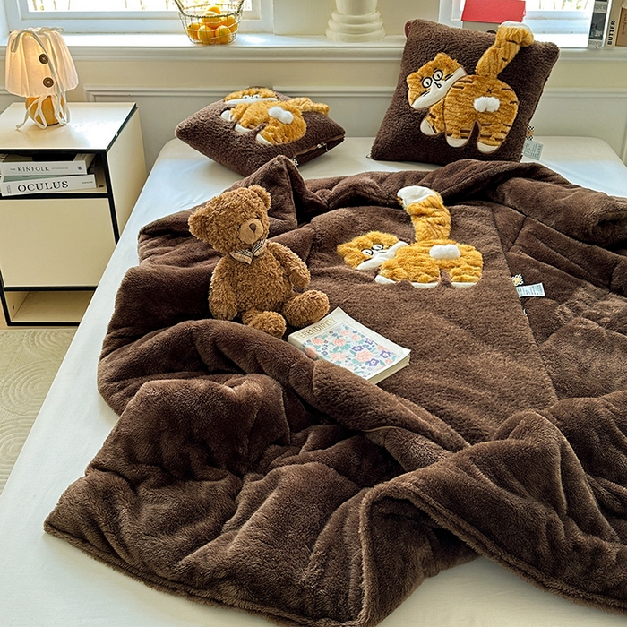 91家纺网 家纺一手货源 找家纺 古本家居 2025新款蛋蛋猫抱枕被 蛋蛋猫深咖