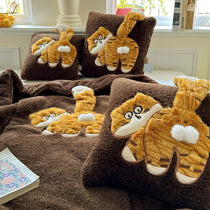 91家纺网 家纺一手货源 找家纺 古本家居 2025新款蛋蛋猫抱枕被 蛋蛋猫深咖