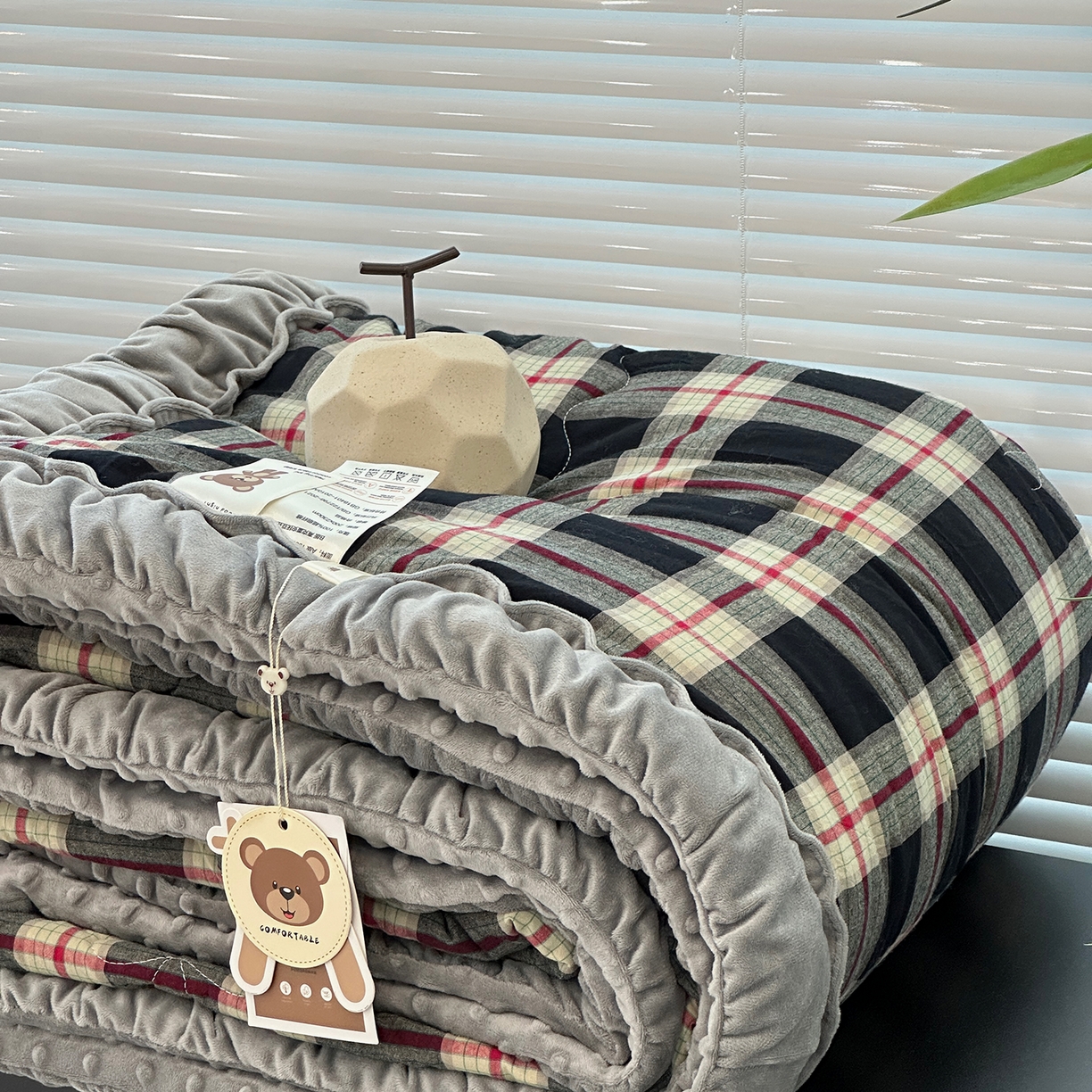 91家纺网 家纺一手货源 找家纺 佰织鑫家居 2025新款全棉纯棉色织水洗棉豆豆春秋被被子被芯 木槿-黑