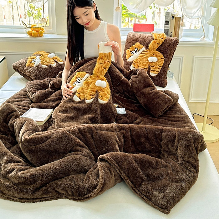 91家纺网 家纺一手货源 找家纺 古本家居 2025新款蛋蛋猫抱枕被 蛋蛋猫深咖