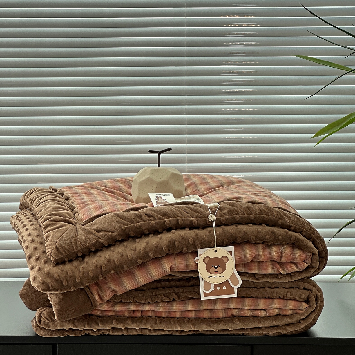 91家纺网 家纺一手货源 找家纺 佰织鑫家居 2025新款全棉纯棉色织水洗棉豆豆春秋被被子被芯 云曲粉咖