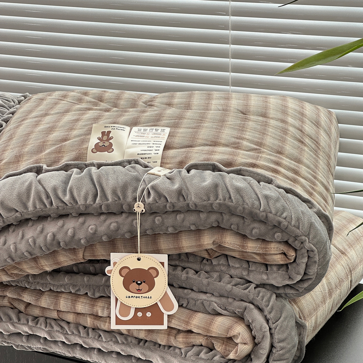 91家纺网 家纺一手货源 找家纺 佰织鑫家居 2025新款全棉纯棉色织水洗棉豆豆春秋被被子被芯 云曲灰