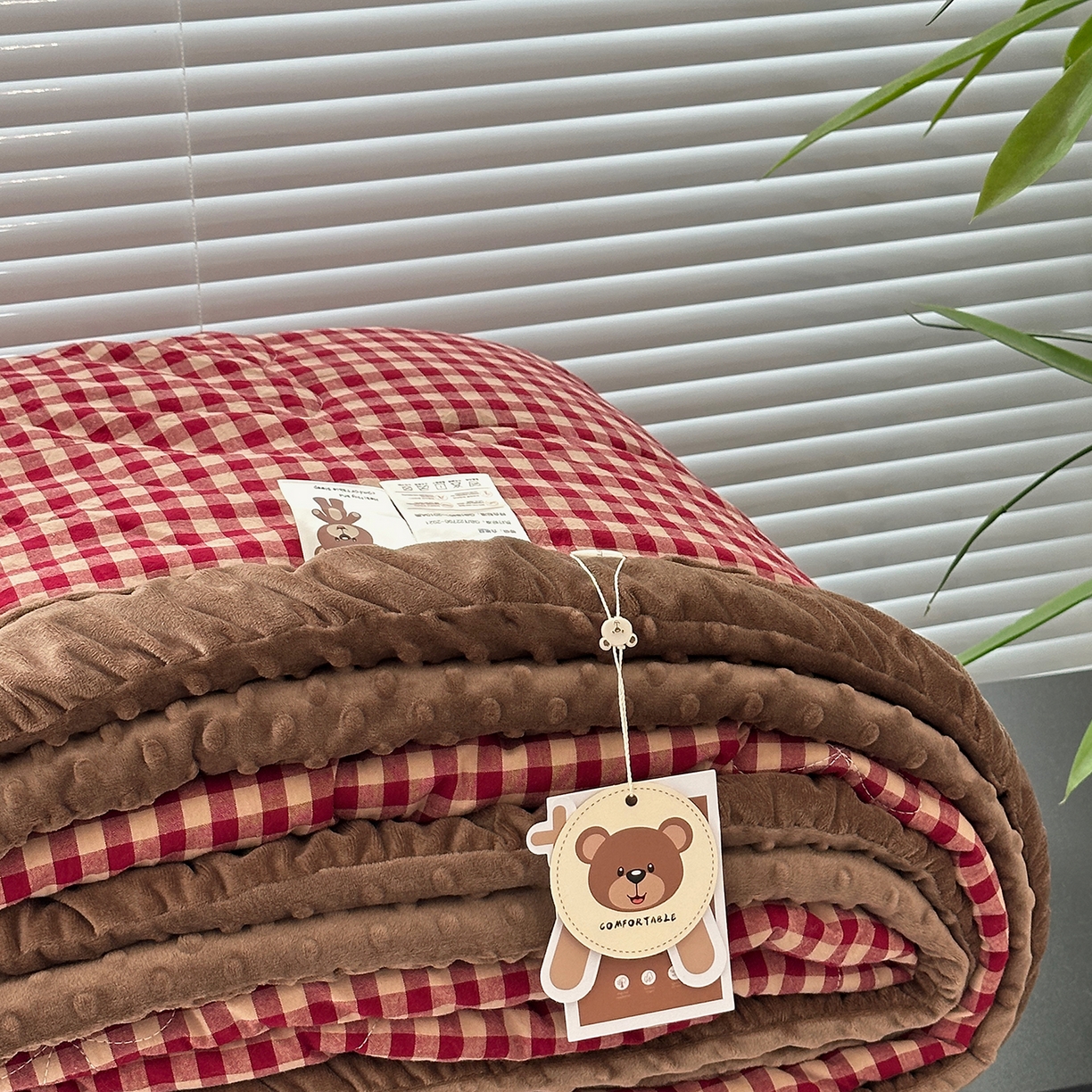 91家纺网 家纺一手货源 找家纺 佰织鑫家居 2025新款全棉纯棉色织水洗棉豆豆春秋被被子被芯 小格红