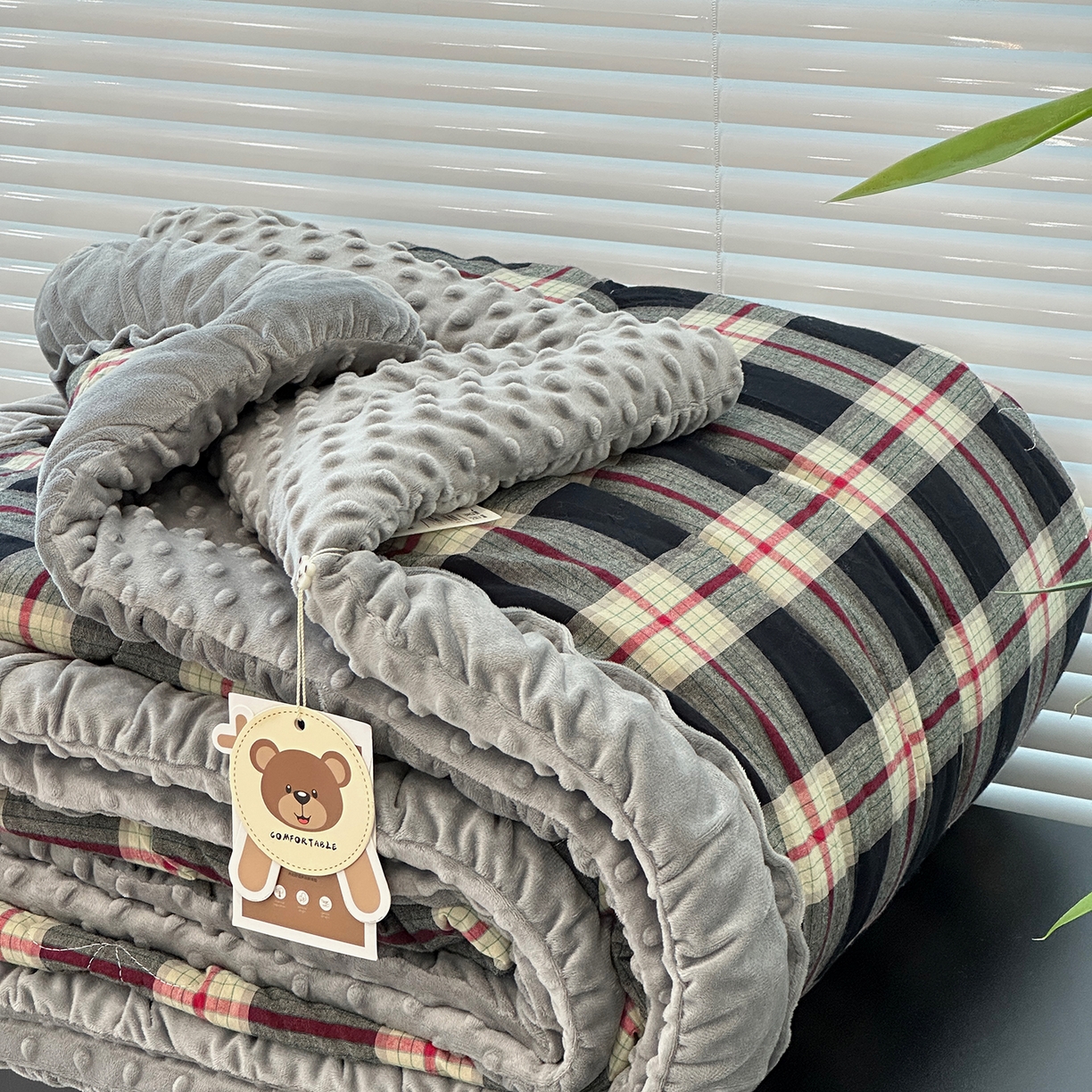 91家纺网 家纺一手货源 找家纺 佰织鑫家居 2025新款全棉纯棉色织水洗棉豆豆春秋被被子被芯 木槿-黑