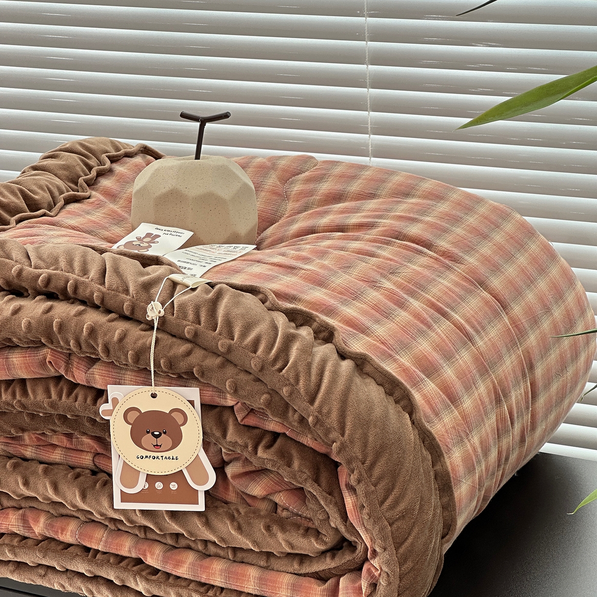 91家纺网 家纺一手货源 找家纺 佰织鑫家居 2025新款全棉纯棉色织水洗棉豆豆春秋被被子被芯 云曲粉咖