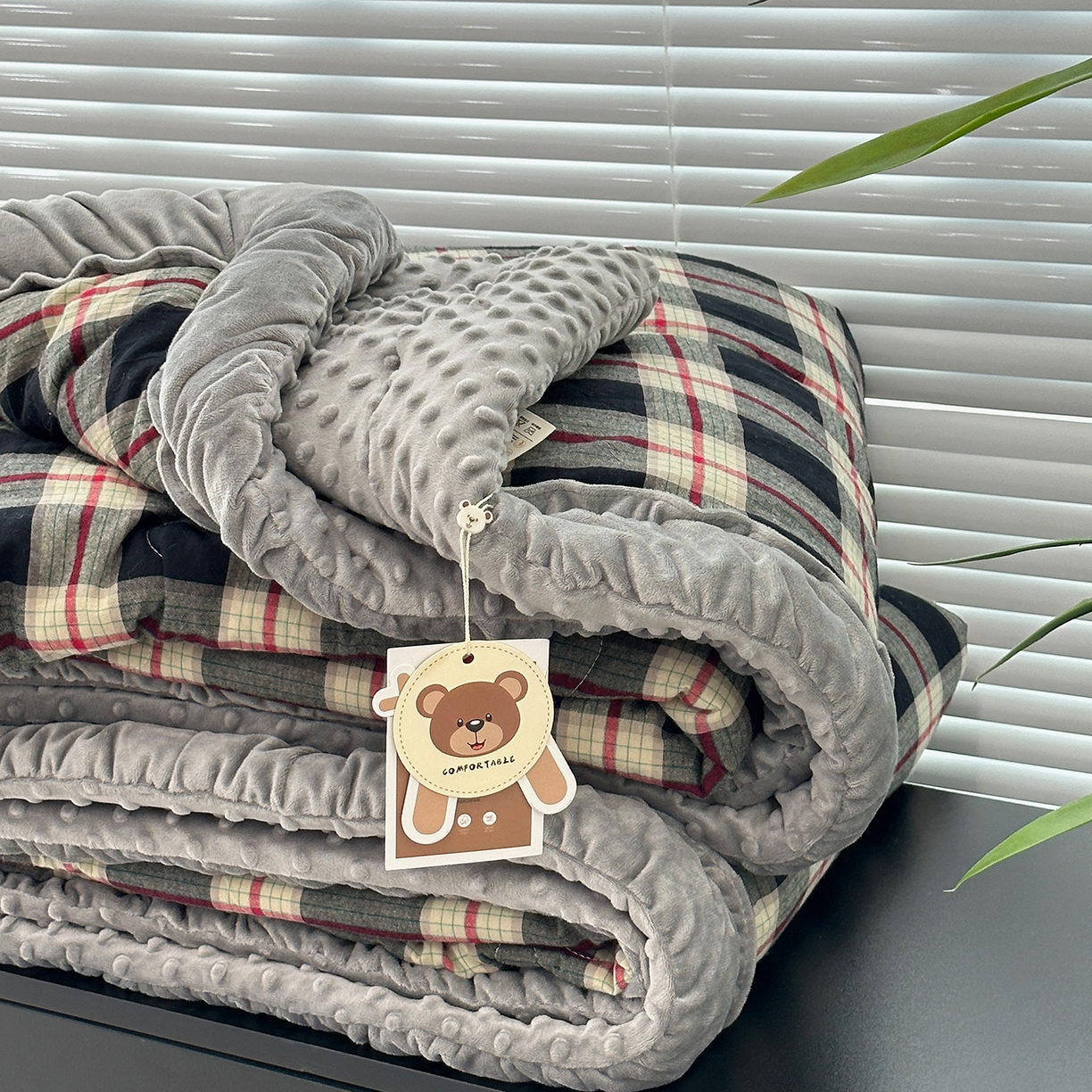 91家纺网 家纺一手货源 找家纺 佰织鑫家居 2025新款全棉纯棉色织水洗棉豆豆春秋被被子被芯 木槿-黑