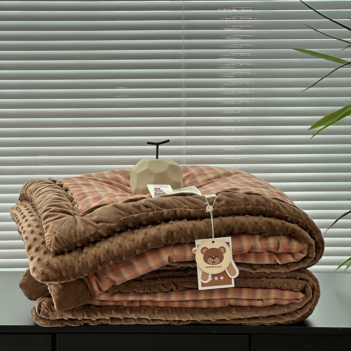 91家纺网 家纺一手货源 找家纺 佰织鑫家居 2025新款全棉纯棉色织水洗棉豆豆春秋被被子被芯 云曲粉咖