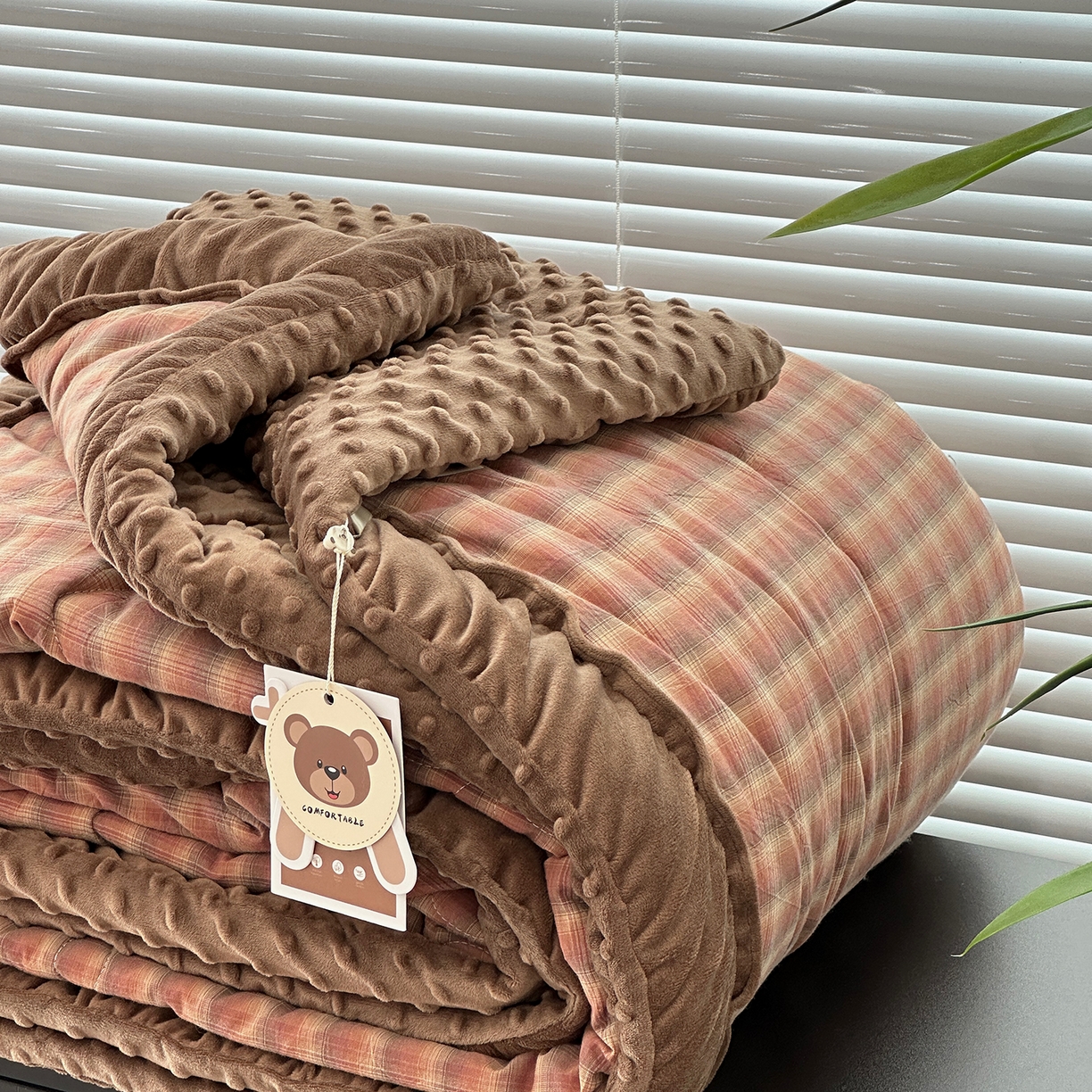 91家纺网 家纺一手货源 找家纺 佰织鑫家居 2025新款全棉纯棉色织水洗棉豆豆春秋被被子被芯 云曲粉咖