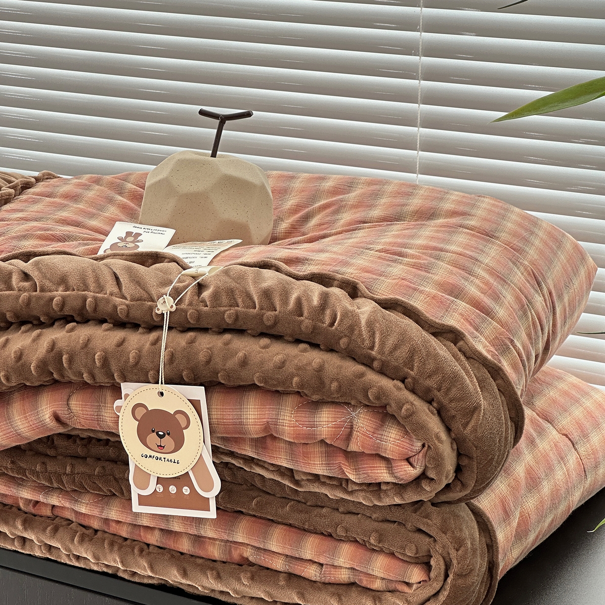 91家纺网 家纺一手货源 找家纺 佰织鑫家居 2025新款全棉纯棉色织水洗棉豆豆春秋被被子被芯 云曲粉咖