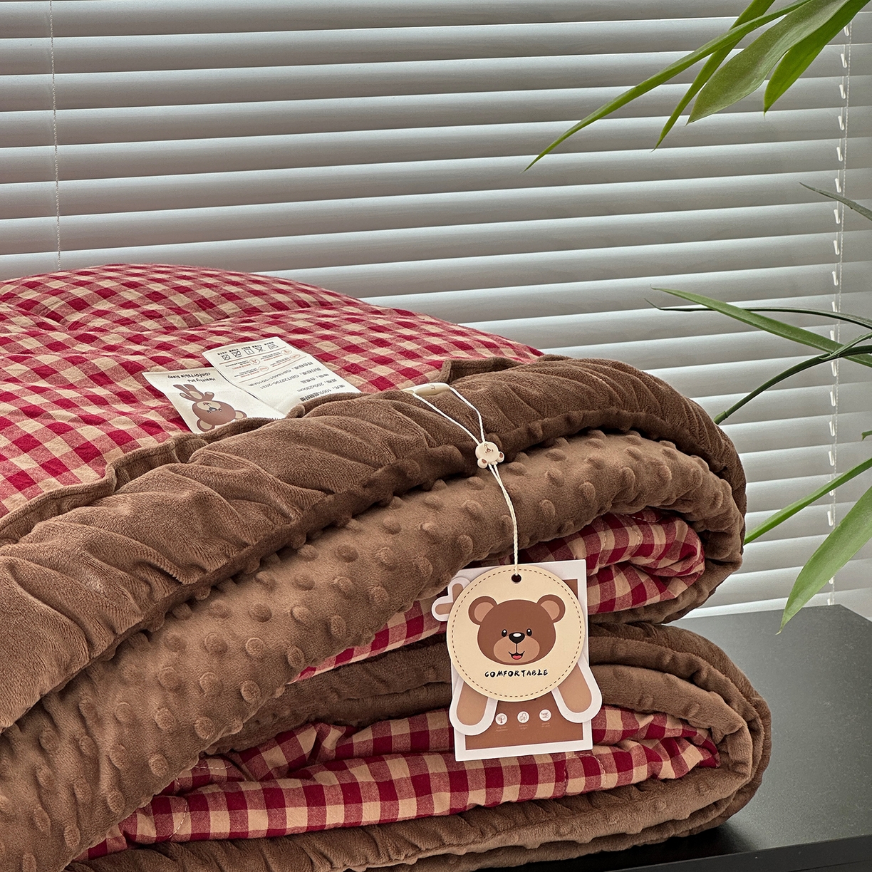 91家纺网 家纺一手货源 找家纺 佰织鑫家居 2025新款全棉纯棉色织水洗棉豆豆春秋被被子被芯 小格红