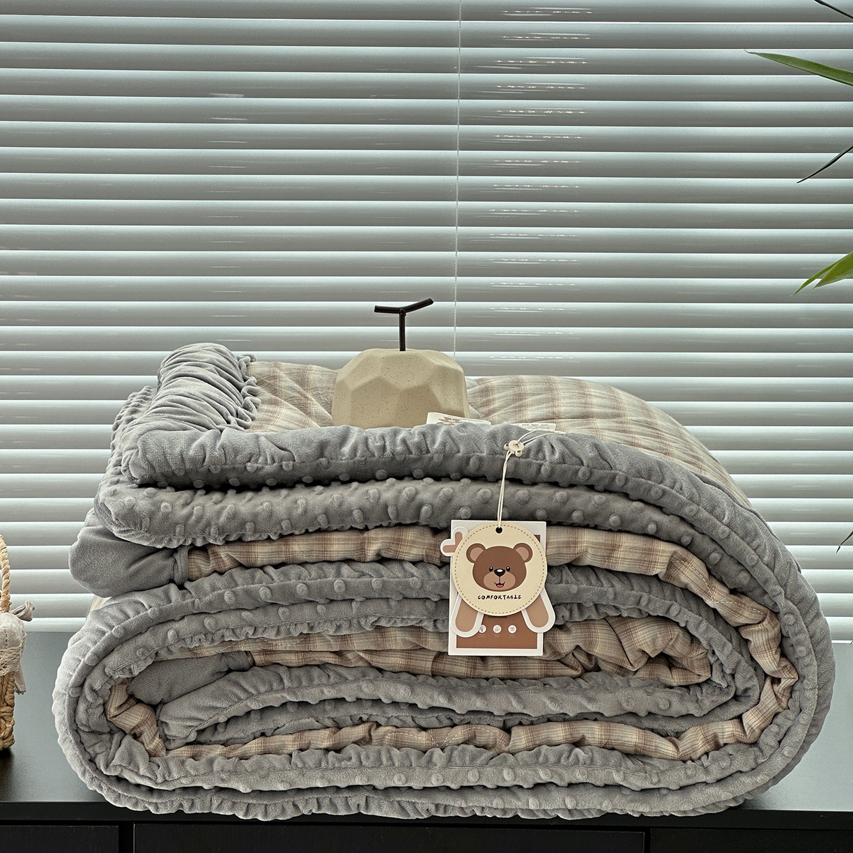 91家纺网 家纺一手货源 找家纺 佰织鑫家居 2025新款全棉纯棉色织水洗棉豆豆春秋被被子被芯 云曲灰