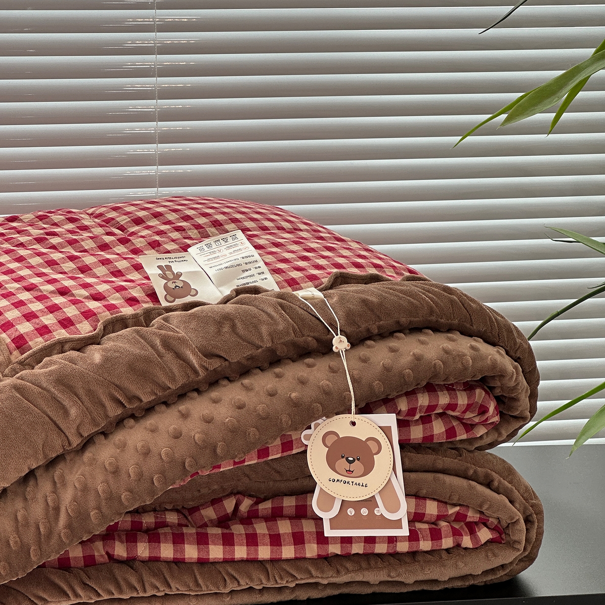 91家纺网 家纺一手货源 找家纺 佰织鑫家居 2025新款全棉纯棉色织水洗棉豆豆春秋被被子被芯 小格红