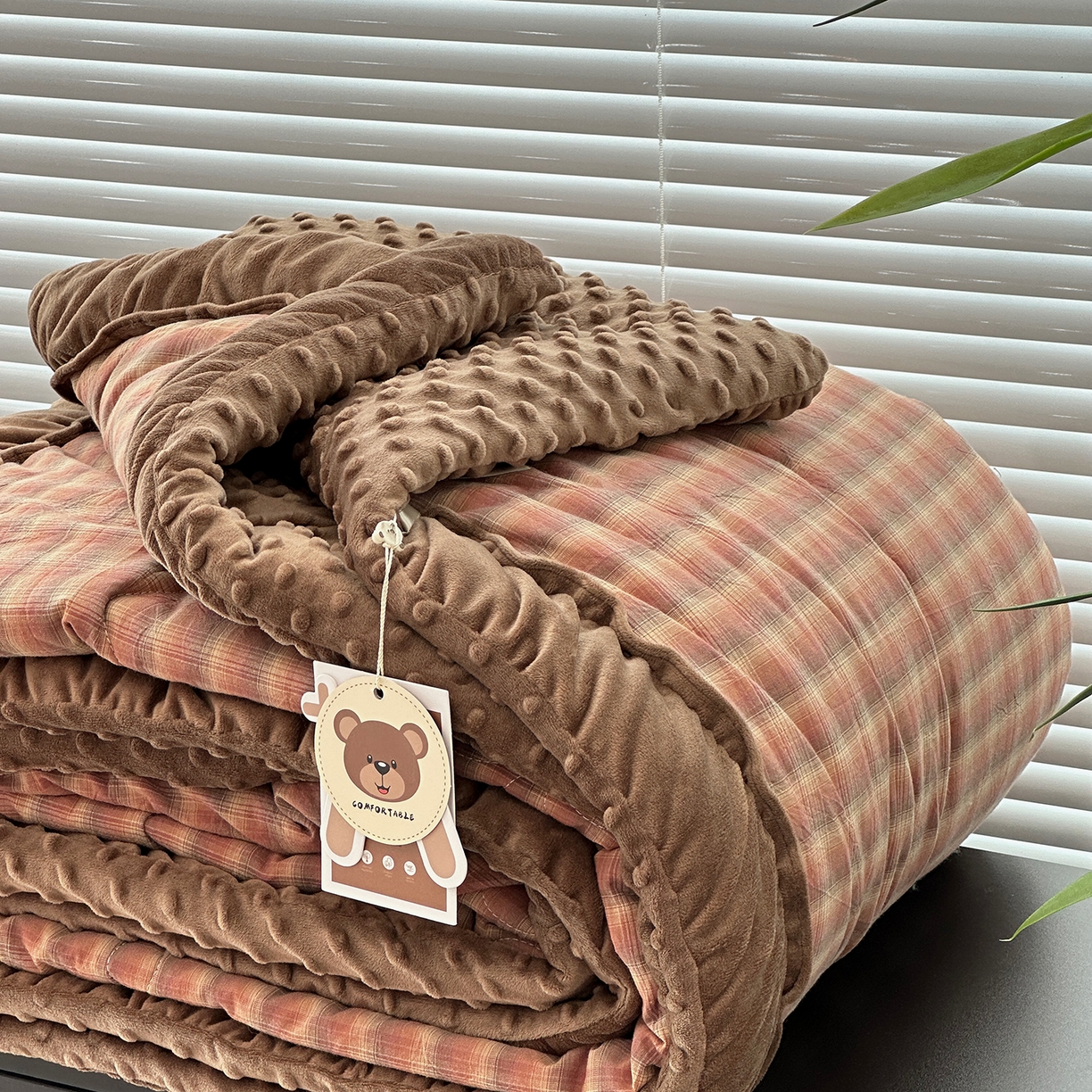 91家纺网 家纺一手货源 找家纺 佰织鑫家居 2025新款全棉纯棉色织水洗棉豆豆春秋被被子被芯 云曲粉咖