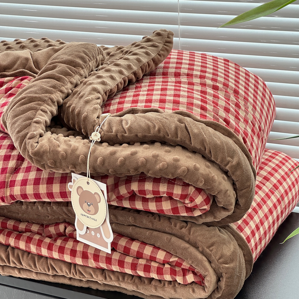 91家纺网 家纺一手货源 找家纺 佰织鑫家居 2025新款全棉纯棉色织水洗棉豆豆春秋被被子被芯 小格红