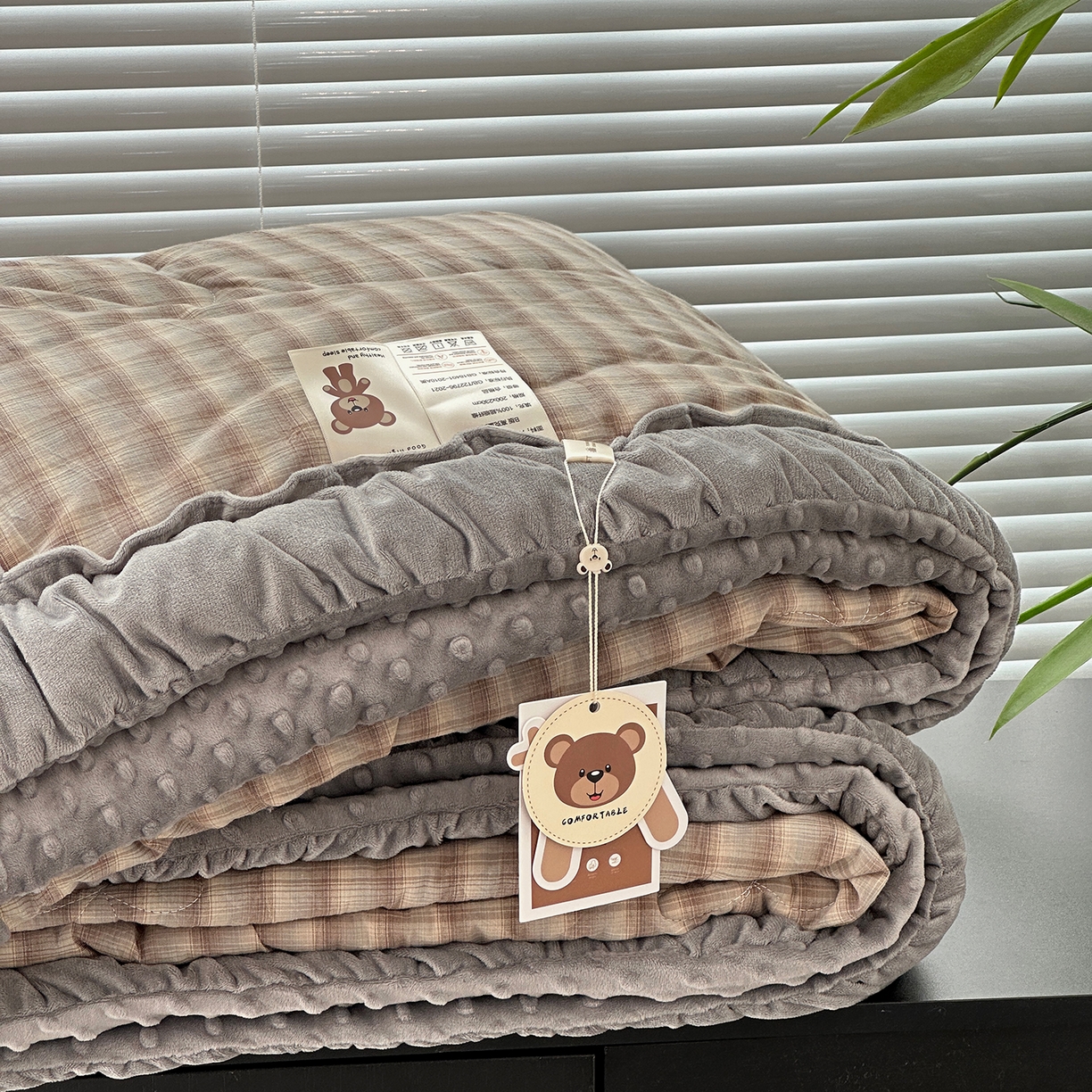 91家纺网 家纺一手货源 找家纺 佰织鑫家居 2025新款全棉纯棉色织水洗棉豆豆春秋被被子被芯 云曲灰