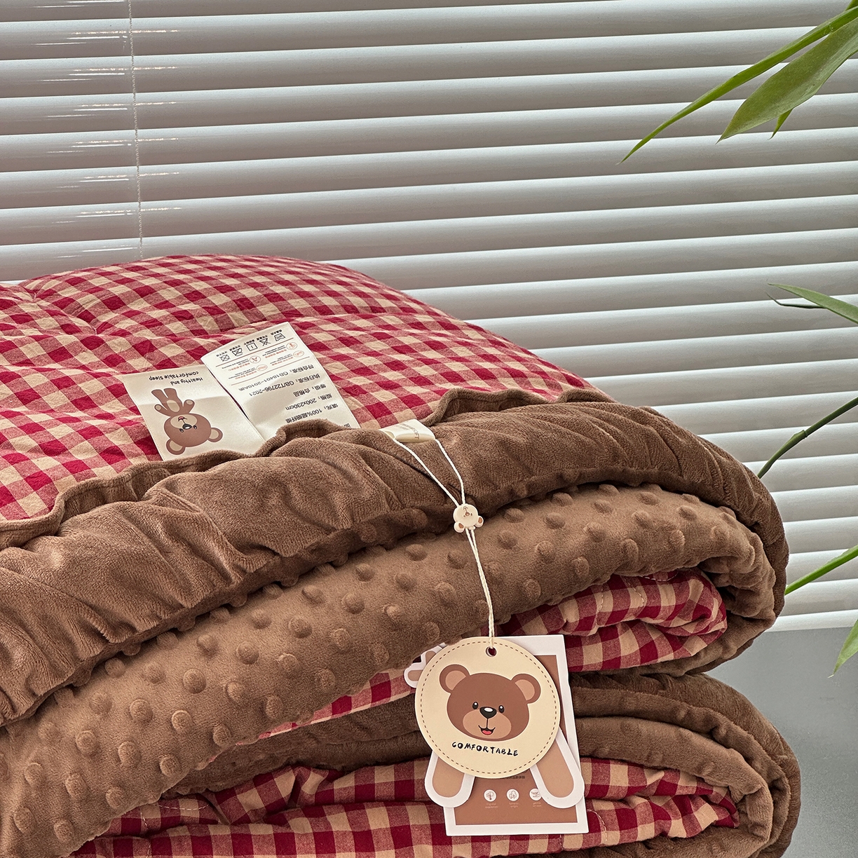 91家纺网 家纺一手货源 找家纺 佰织鑫家居 2025新款全棉纯棉色织水洗棉豆豆春秋被被子被芯 小格红