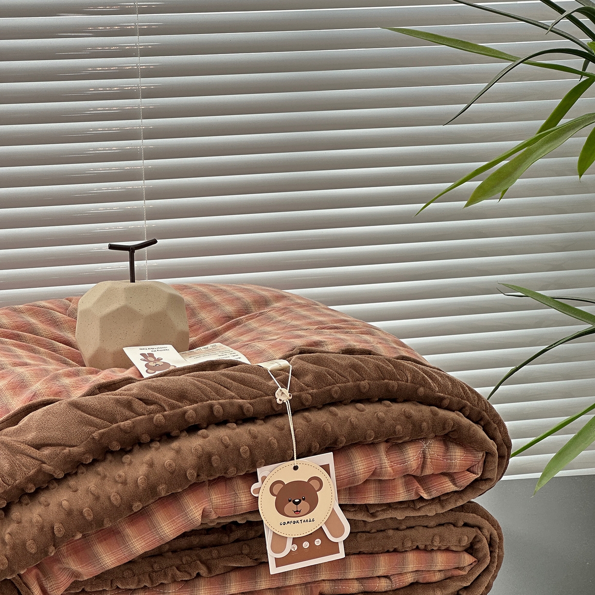 91家纺网 家纺一手货源 找家纺 佰织鑫家居 2025新款全棉纯棉色织水洗棉豆豆春秋被被子被芯 云曲粉咖