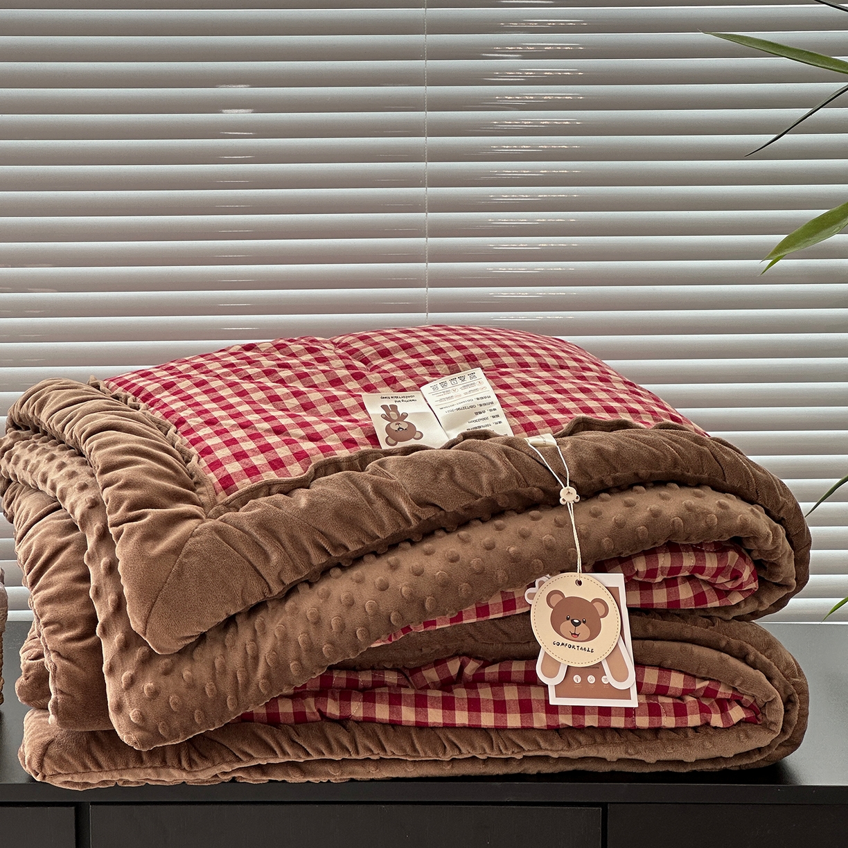 91家纺网 家纺一手货源 找家纺 佰织鑫家居 2025新款全棉纯棉色织水洗棉豆豆春秋被被子被芯 小格红