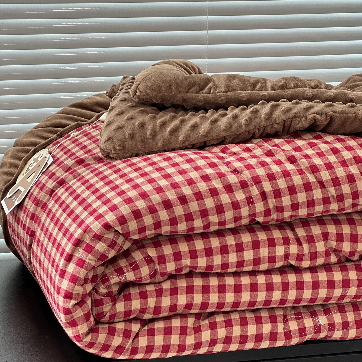 91家纺网 家纺一手货源 找家纺 佰织鑫家居 2025新款全棉纯棉色织水洗棉豆豆春秋被被子被芯 小格红