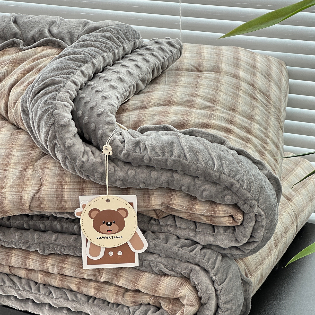 91家纺网 家纺一手货源 找家纺 佰织鑫家居 2025新款全棉纯棉色织水洗棉豆豆春秋被被子被芯 云曲灰