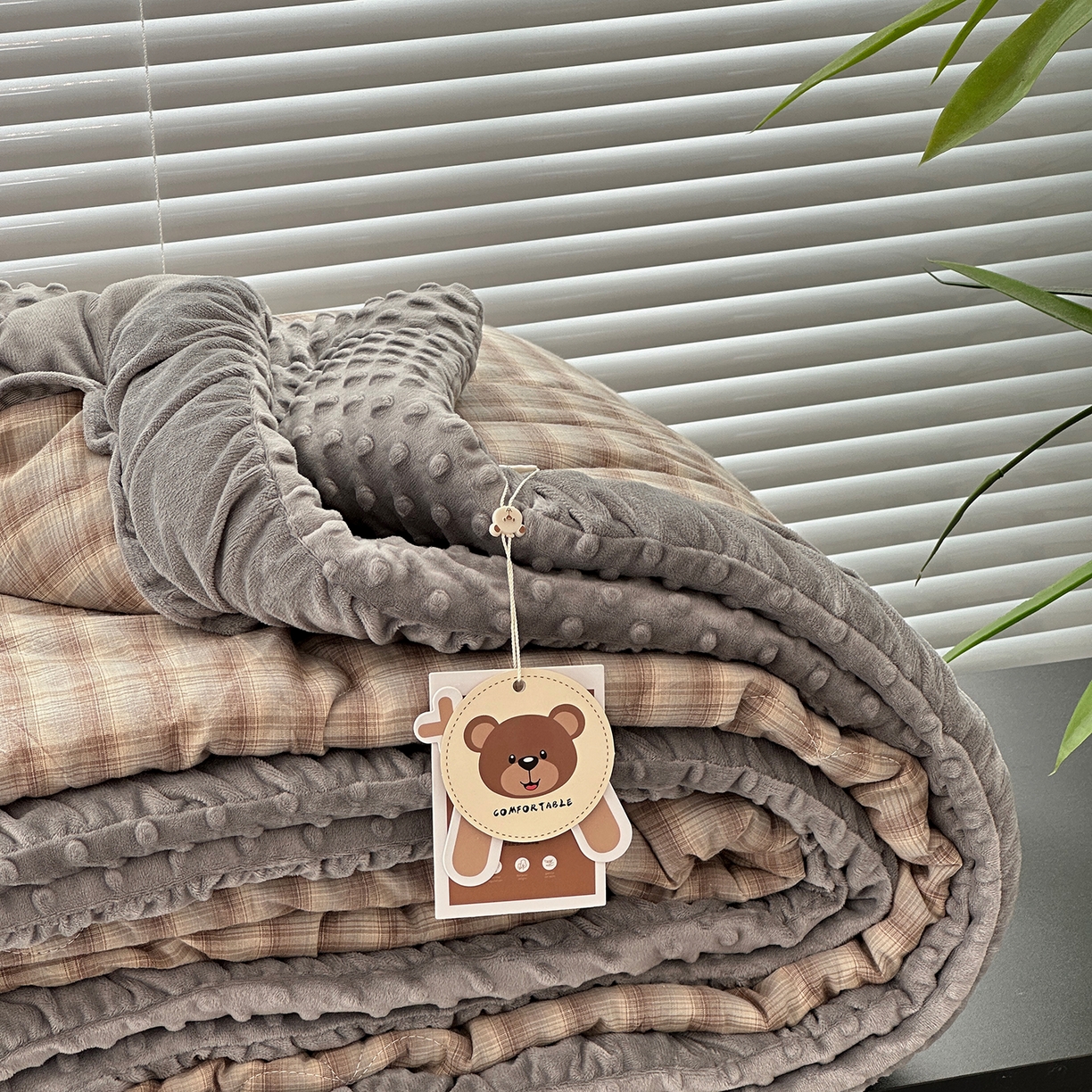 91家纺网 家纺一手货源 找家纺 佰织鑫家居 2025新款全棉纯棉色织水洗棉豆豆春秋被被子被芯 云曲灰