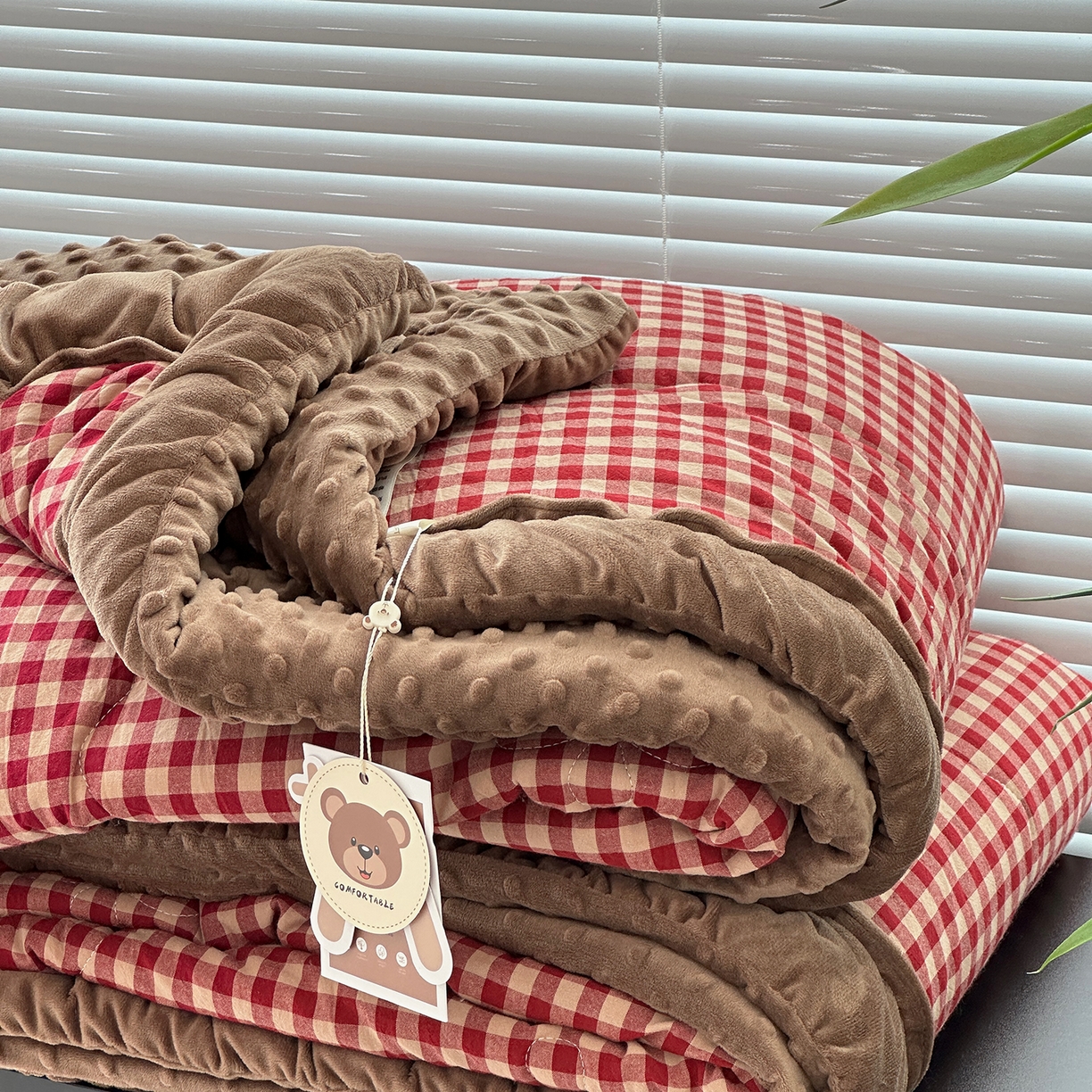 91家纺网 家纺一手货源 找家纺 佰织鑫家居 2025新款全棉纯棉色织水洗棉豆豆春秋被被子被芯 小格红