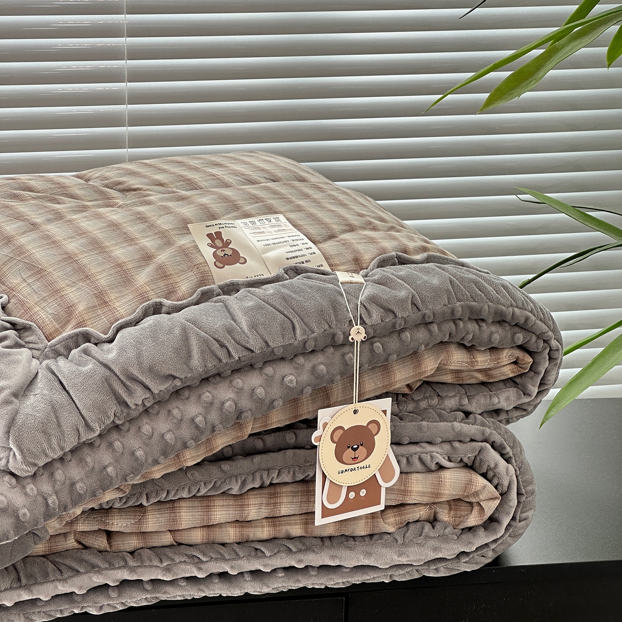 91家纺网 家纺一手货源 找家纺 佰织鑫家居 2025新款全棉纯棉色织水洗棉豆豆春秋被被子被芯 云曲灰