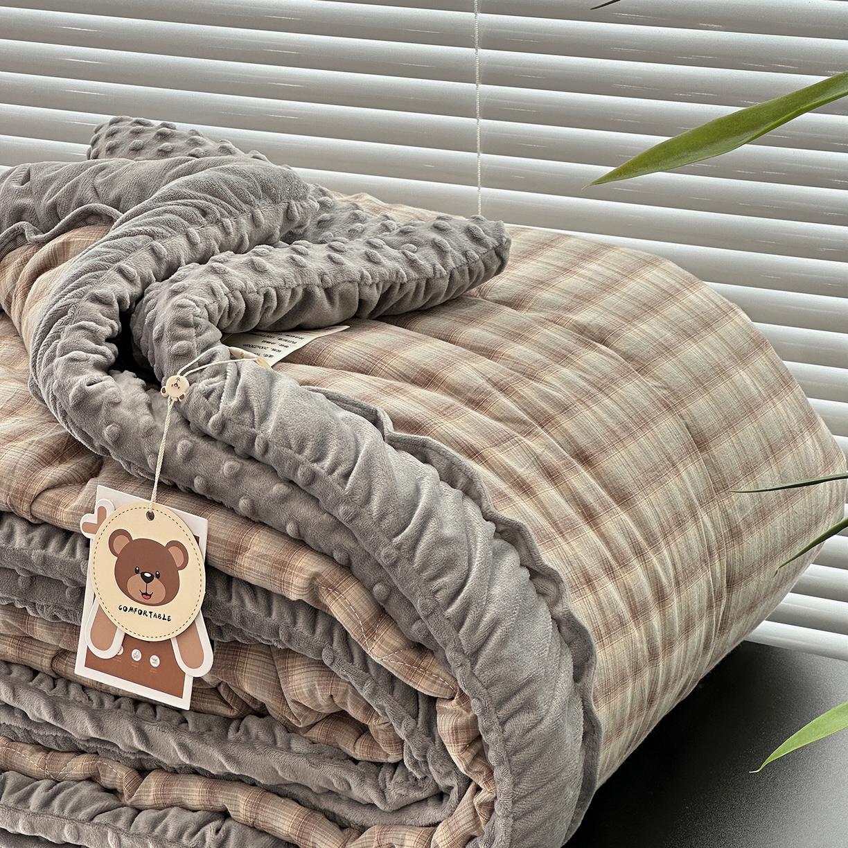 91家纺网 家纺一手货源 找家纺 佰织鑫家居 2025新款全棉纯棉色织水洗棉豆豆春秋被被子被芯 云曲灰