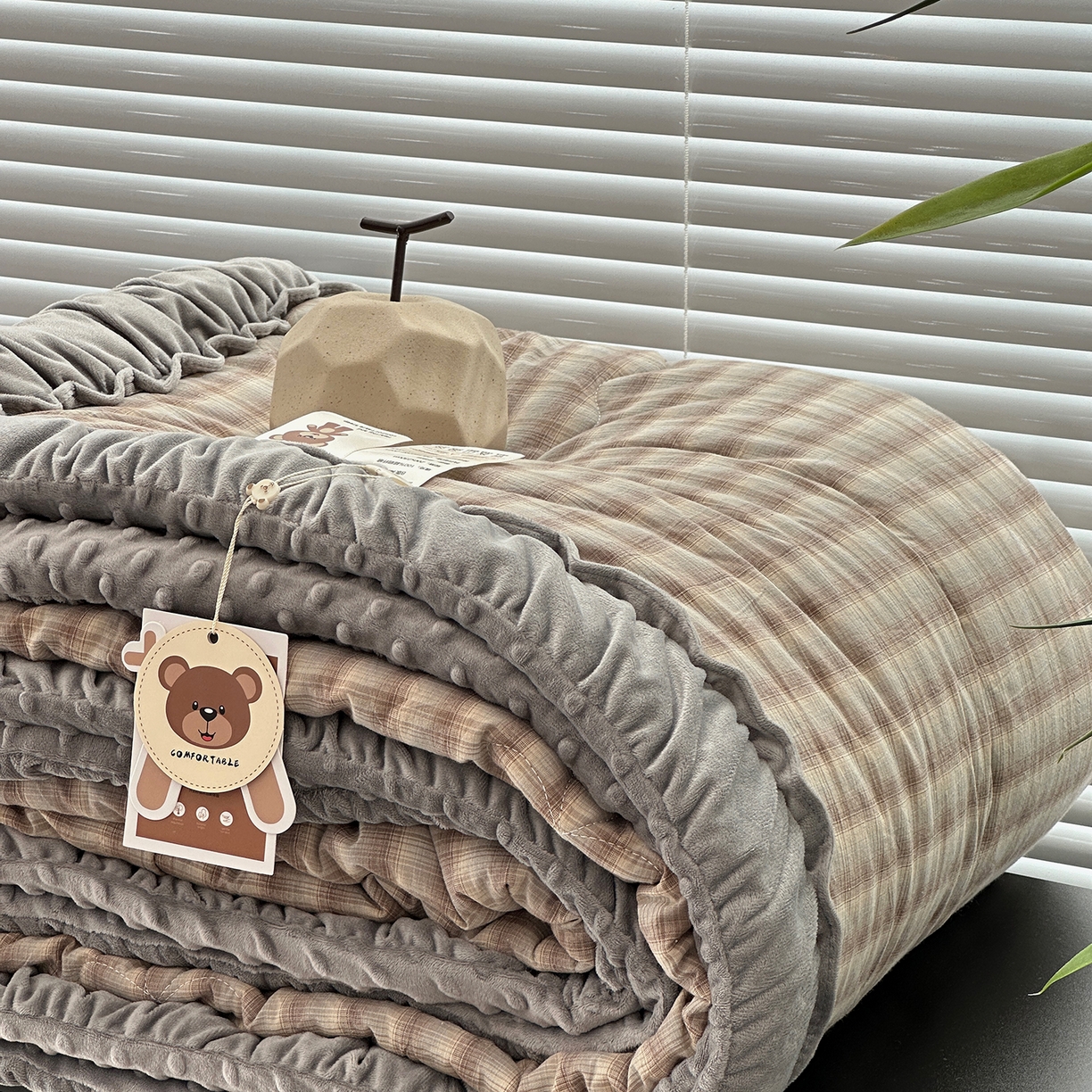 91家纺网 家纺一手货源 找家纺 佰织鑫家居 2025新款全棉纯棉色织水洗棉豆豆春秋被被子被芯 云曲灰