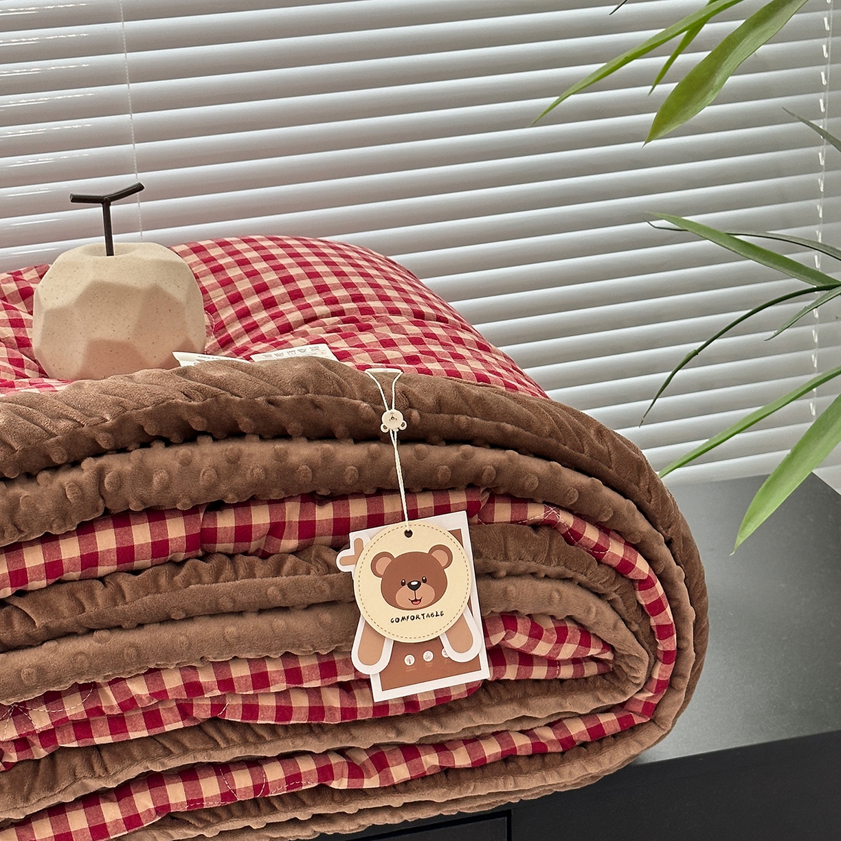 91家纺网 家纺一手货源 找家纺 佰织鑫家居 2025新款全棉纯棉色织水洗棉豆豆春秋被被子被芯 小格红