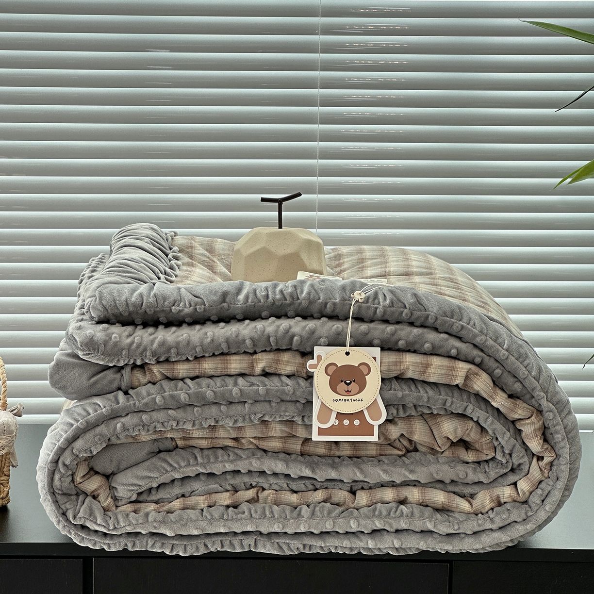 91家纺网 家纺一手货源 找家纺 佰织鑫家居 2025新款全棉纯棉色织水洗棉豆豆春秋被被子被芯 云曲灰