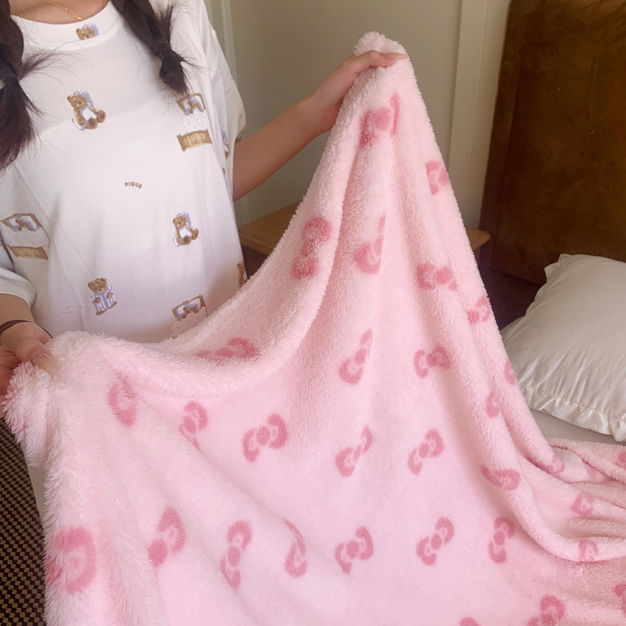 91家纺网 家纺一手货源 找家纺 桃喜 2025新款亲肤舒适摇粒绒毛毯 粉色蝴蝶结