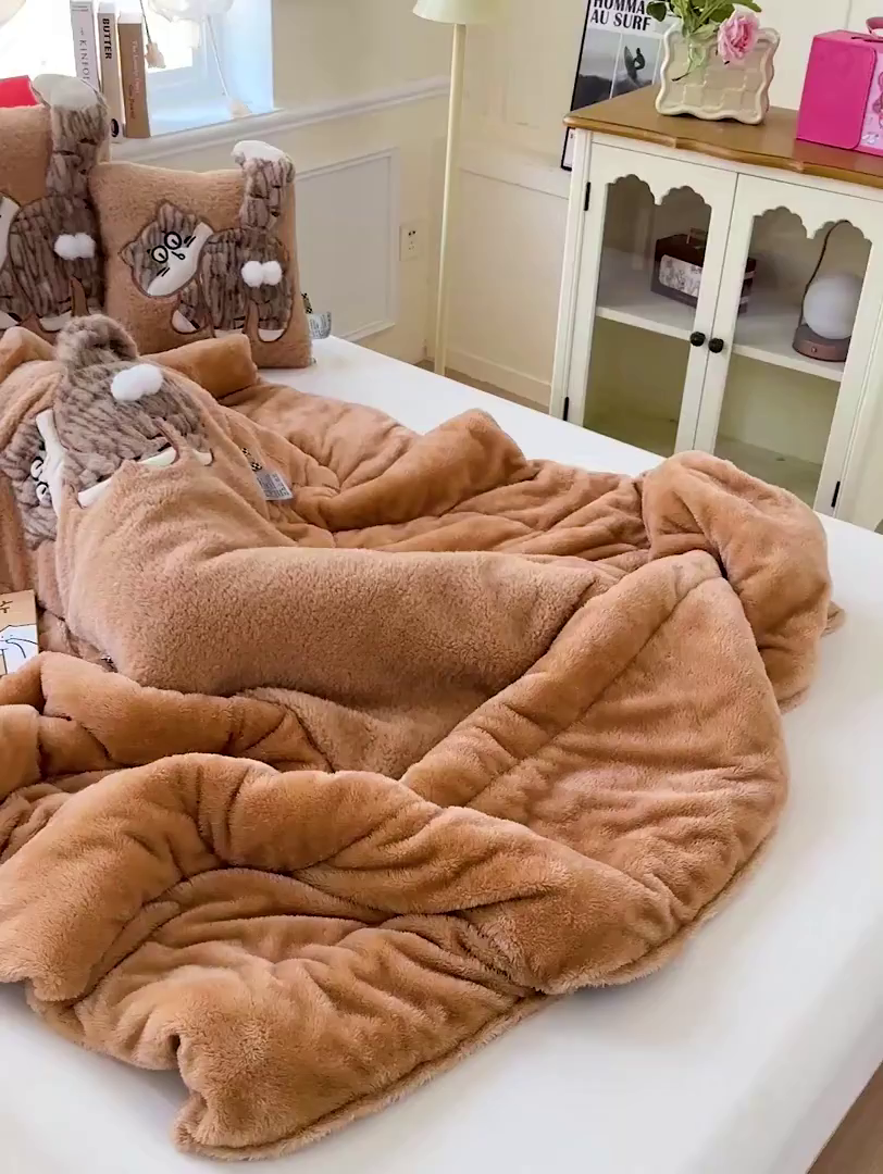 91家纺网 家纺一手货源 找家纺 古本家居 2025新款蛋蛋猫抱枕被 蛋蛋猫奶茶