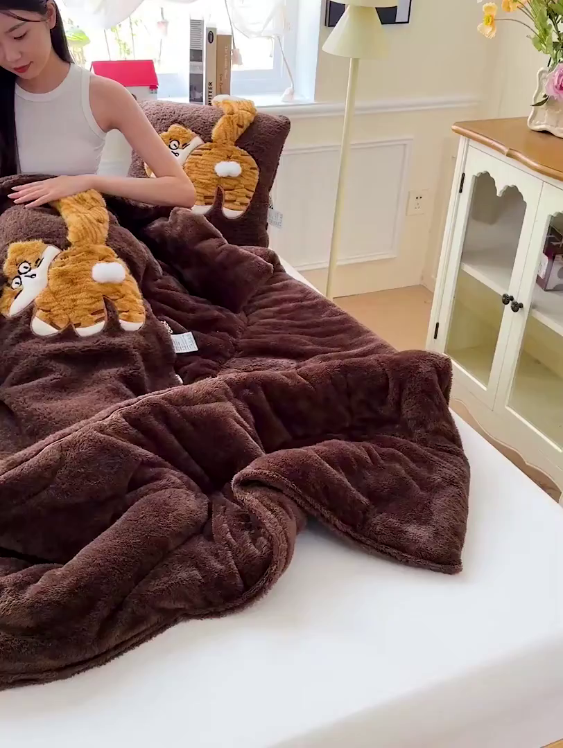 91家纺网 家纺一手货源 找家纺 古本家居 2025新款蛋蛋猫抱枕被 蛋蛋猫深咖