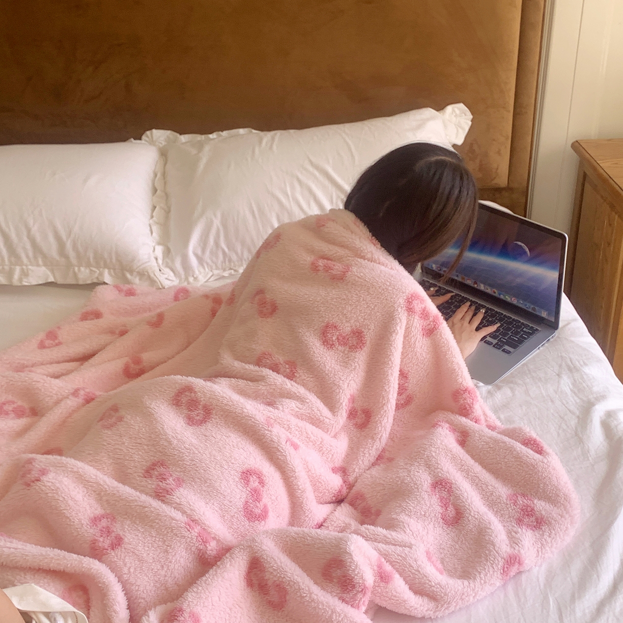 91家纺网 家纺一手货源 找家纺 桃喜 2025新款亲肤舒适摇粒绒毛毯 粉色蝴蝶结