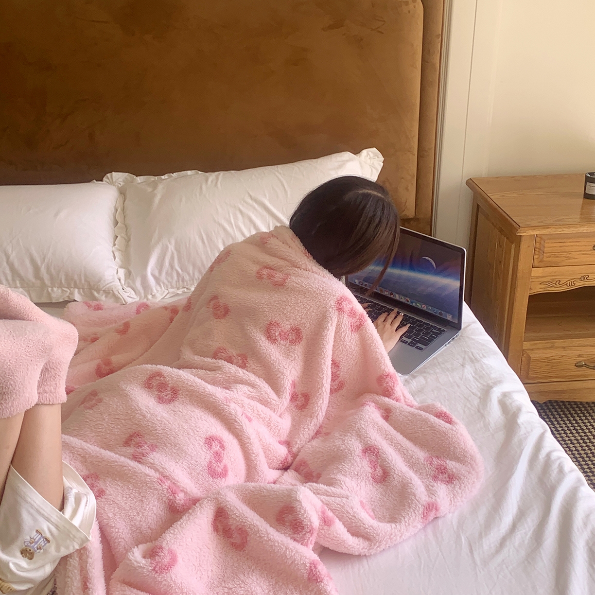 91家纺网 家纺一手货源 找家纺 桃喜 2025新款亲肤舒适摇粒绒毛毯 粉色蝴蝶结