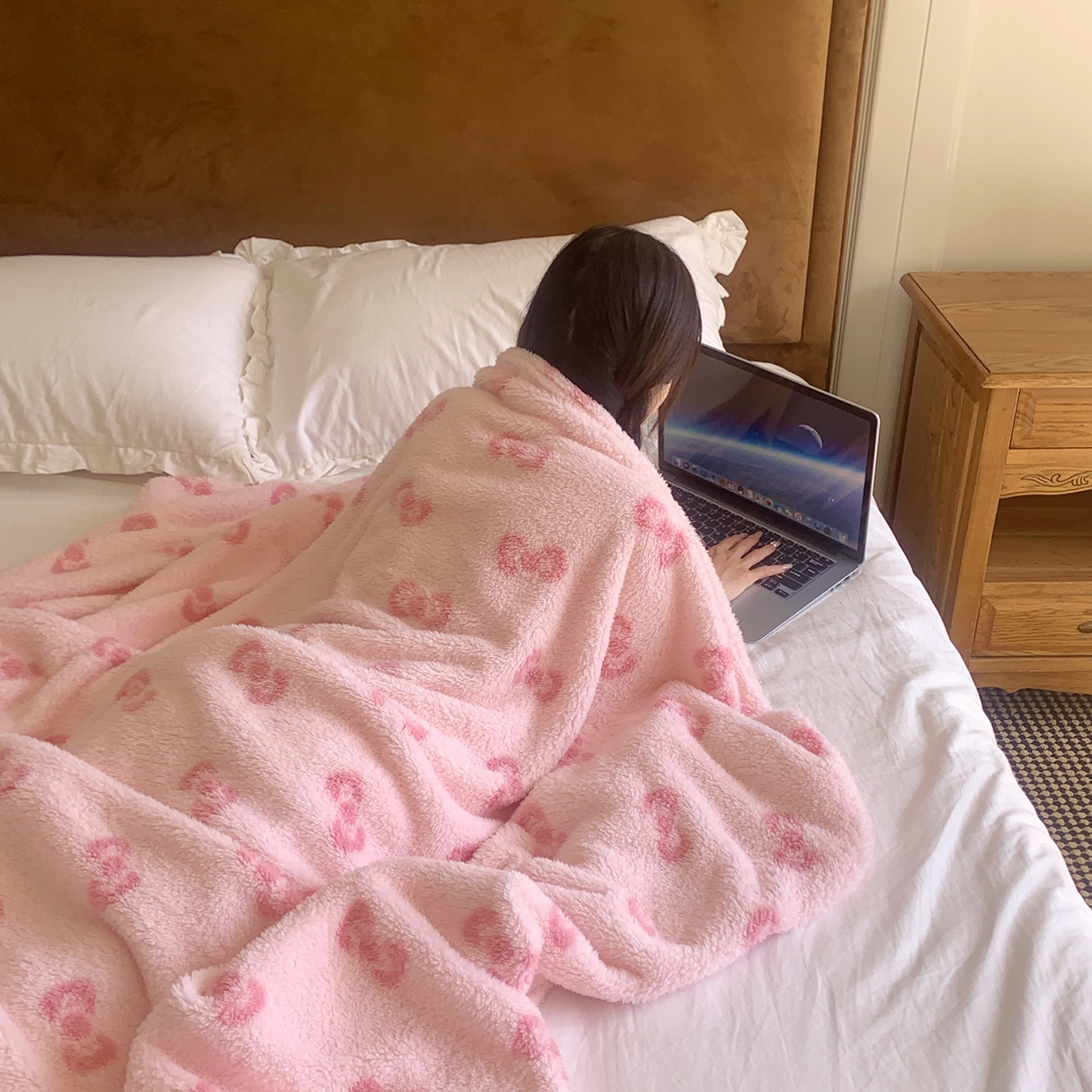 91家纺网 家纺一手货源 找家纺 桃喜 2025新款亲肤舒适摇粒绒毛毯 粉色蝴蝶结