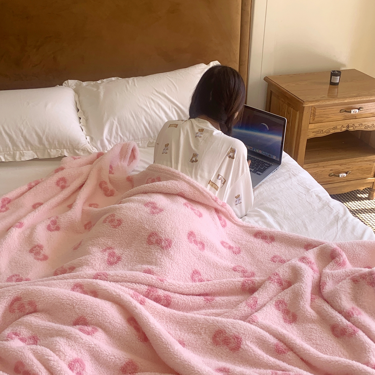 91家纺网 家纺一手货源 找家纺 桃喜 2025新款亲肤舒适摇粒绒毛毯 粉色蝴蝶结