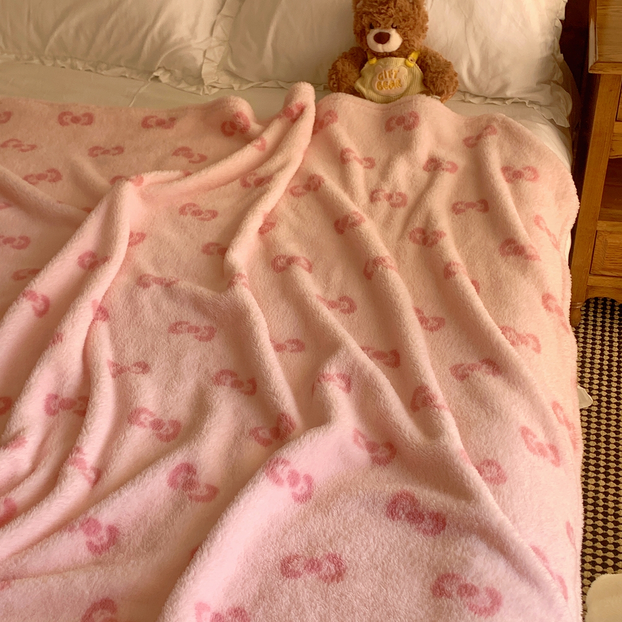 91家纺网 家纺一手货源 找家纺 桃喜 2025新款亲肤舒适摇粒绒毛毯 粉色蝴蝶结