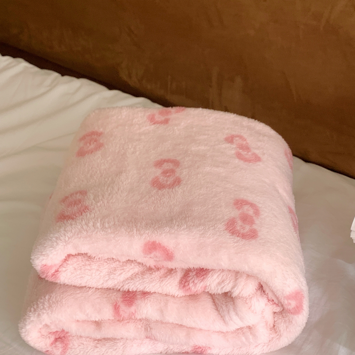 91家纺网 家纺一手货源 找家纺 桃喜 2025新款亲肤舒适摇粒绒毛毯 粉色蝴蝶结